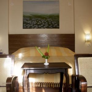 отель Over The Hill