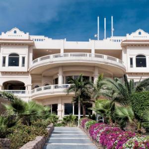 отель Continental Plaza Beach Resort