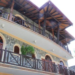 отель Warahena Beach Hotel