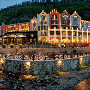 отель Crowne Plaza Borjomi