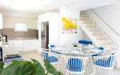 Туры в отель Beachside 3-bedroom Townhouse w Private Pool at 70 Meters From Beach