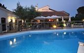 Туры в отель Logis Hotel les Aubuns Country Hotel