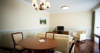 Queen's Court Hotel & Residence 5*