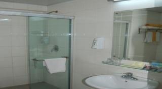 Lakeside Holiday Inn Shanghai 3*